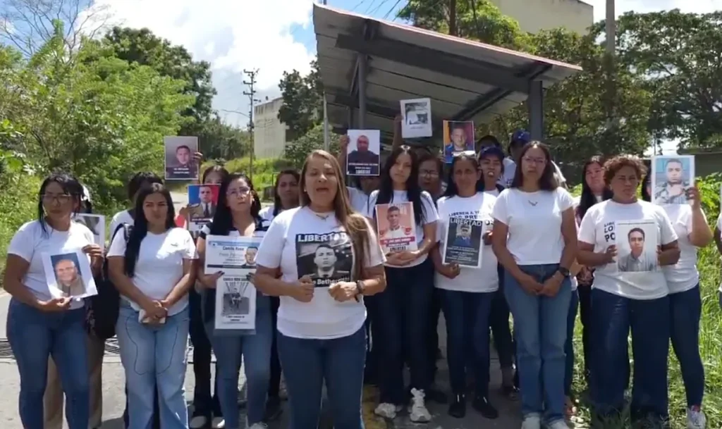Cadetes venezolanos tras recuperar la libertad luego de un año detenidos por acusaciones relacionadas con Call of Duty