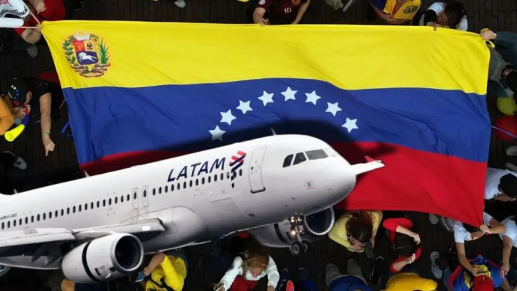 Avión comercial despegando en ruta Bogotá-Caracas tras reactivación de vuelos entre Colombia y Venezuela