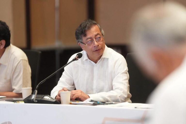 Petro denuncia que Colombia está siendo bombardeada desde Ecuador en zona fronteriza