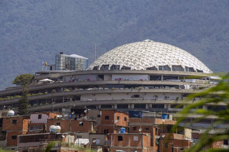 Venezuela sitúa en más de 300 los excarcelados tras ley de amnistía