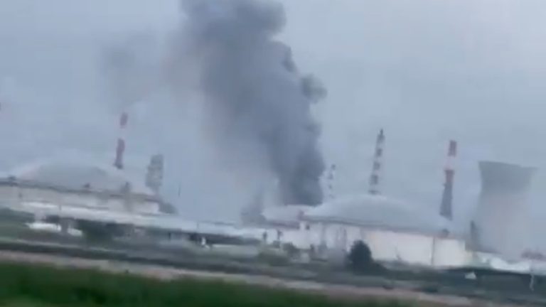 Irán bombardea la mayor refinería de Israel en Haifa con incendio visible