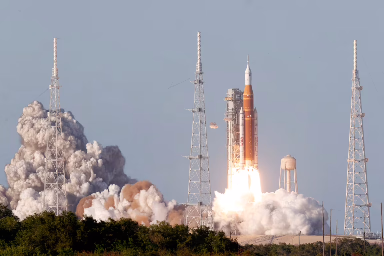 Artemis 2 despega con éxito durante lanzamiento desde Florida