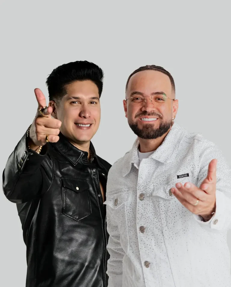 Chyno Miranda y Nacho emocionados en estudio durante grabación del álbum Radio Venezuela