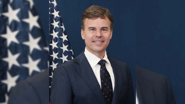 John Barrett durante su designación como encargado de negocios de Estados Unidos en Caracas en medio de cambios institucionales en Venezuela