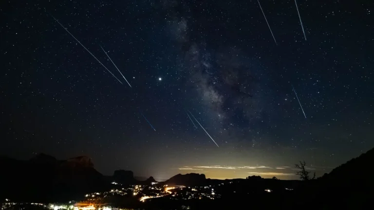 Meteoros Líridas cruzando el cielo nocturno sobre Colombia durante el pico de actividad en abril