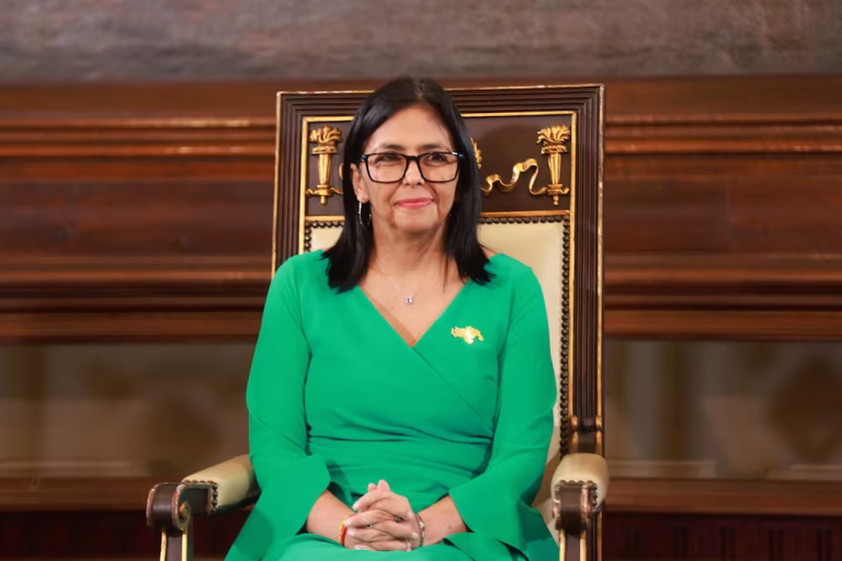 Delcy Rodríguez continúa al frente de Venezuela pese al vencimiento del plazo otorgado por el Tribunal Supremo, generando dudas sobre la legalidad de su mandato.