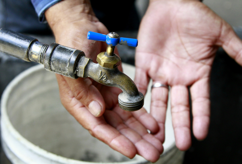 Habitantes de Acarigua cargan agua tras semanas sin suministro en comunidades del centro
