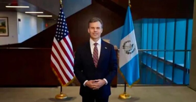 John Barrett durante misión diplomática en América Latina antes de asumir como encargado de negocios en Venezuela