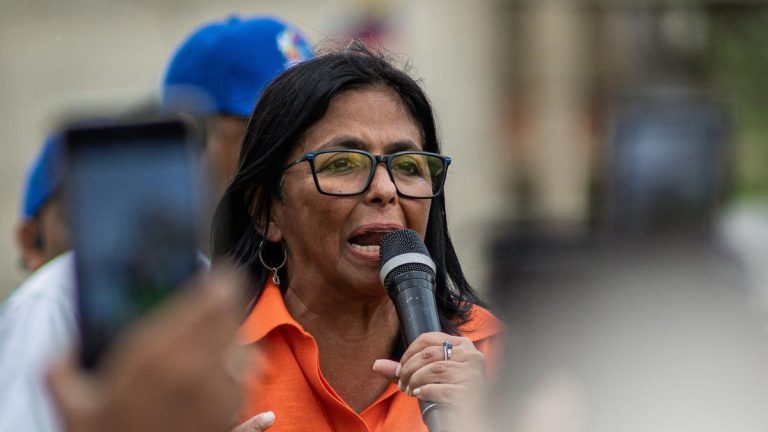 Delcy Rodríguez durante alocución oficial sobre aumento salarial en Venezuela en vísperas del 1 de mayo