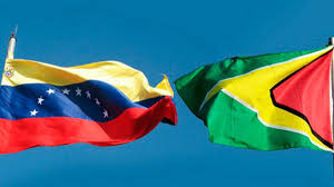 Banderas de Guyana y Venezuela ondeando en tensión por la disputa territorial del Esequibo ante la CIJ