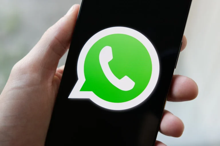 Usuarios revisan sus teléfonos tras anuncio de WhatsApp sobre celulares incompatibles