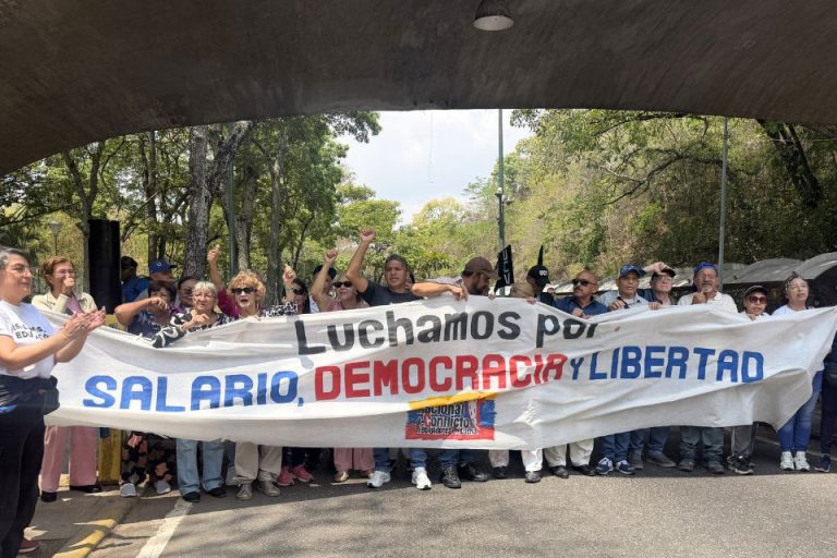 Trabajadores y profesores de la UCV durante protesta contra el ajuste salarial anunciado por el régimen venezolano